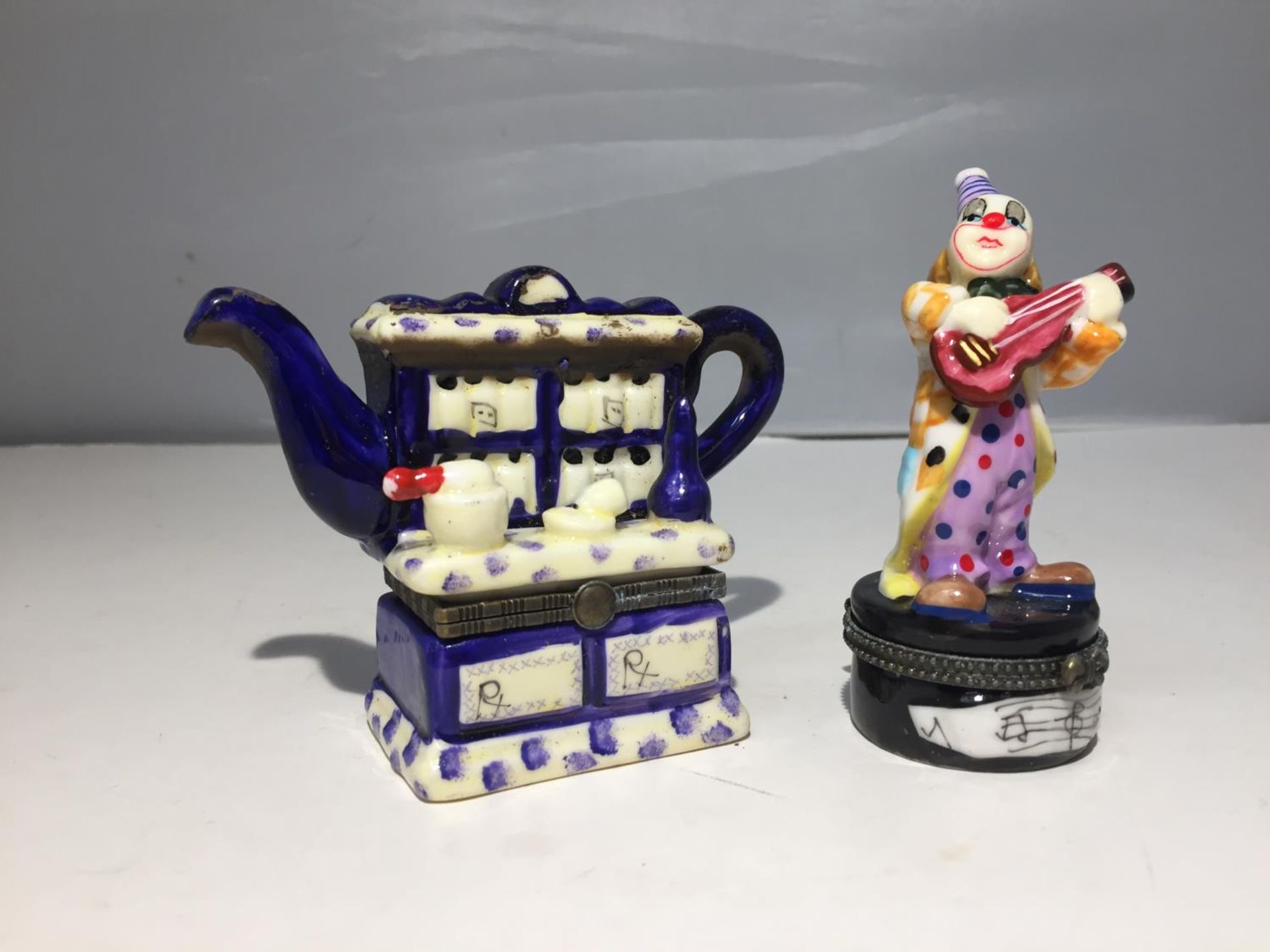 TWO ITEMS TO INCLUDE A NOVELTY TRINKET BOX AND TEAPOT