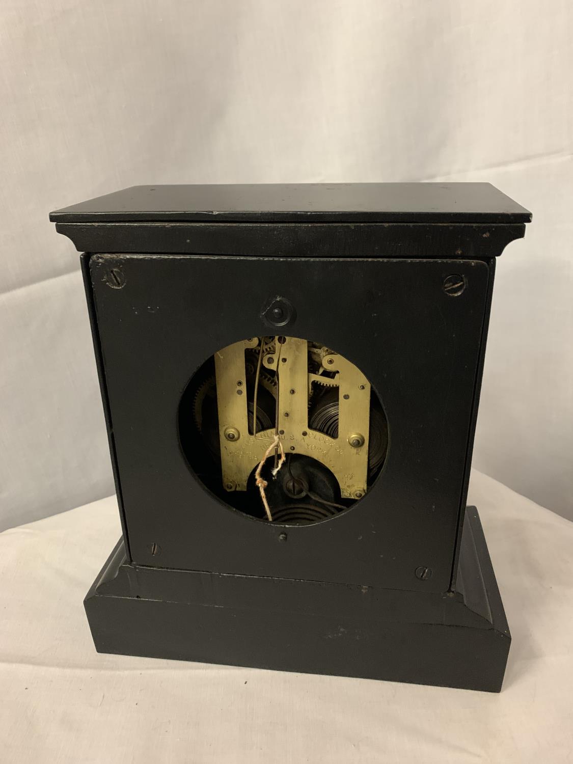 A HEAVY BLACK METAL MANTLE CLOCK WITH GILT ROMAN NUMERALS AND FACE SURROUND - Image 4 of 4