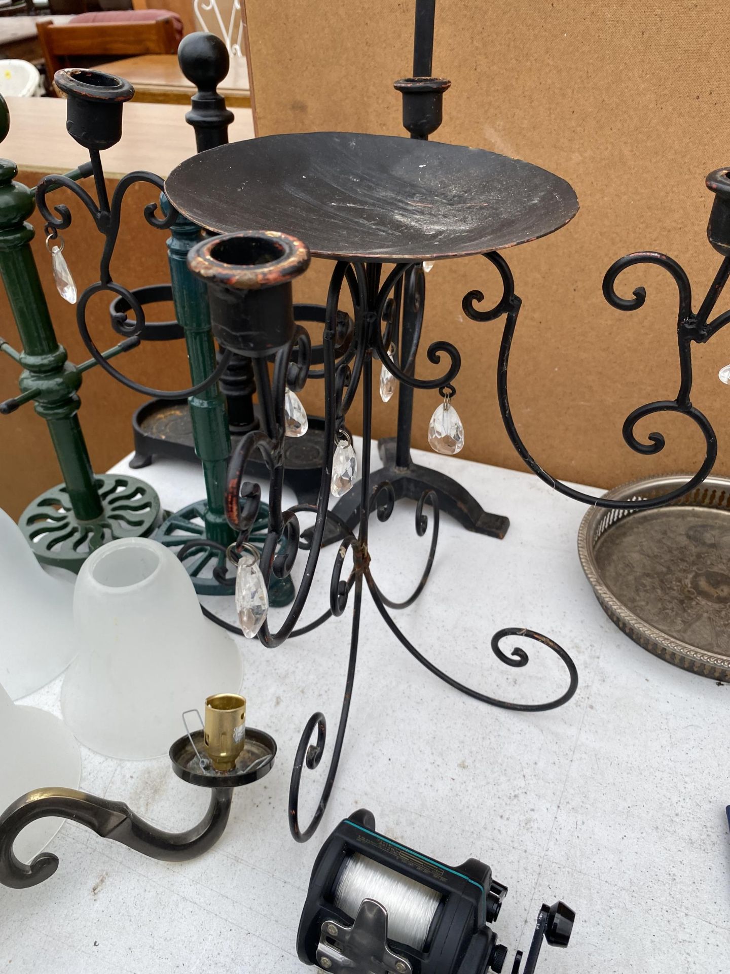 AN ASSORTMENT OF ITEMS TO INCLUDE WROUGHT IRON CANDLE HOLDERS, A BRASS LIGHT FITTING AND CAST - Image 2 of 4