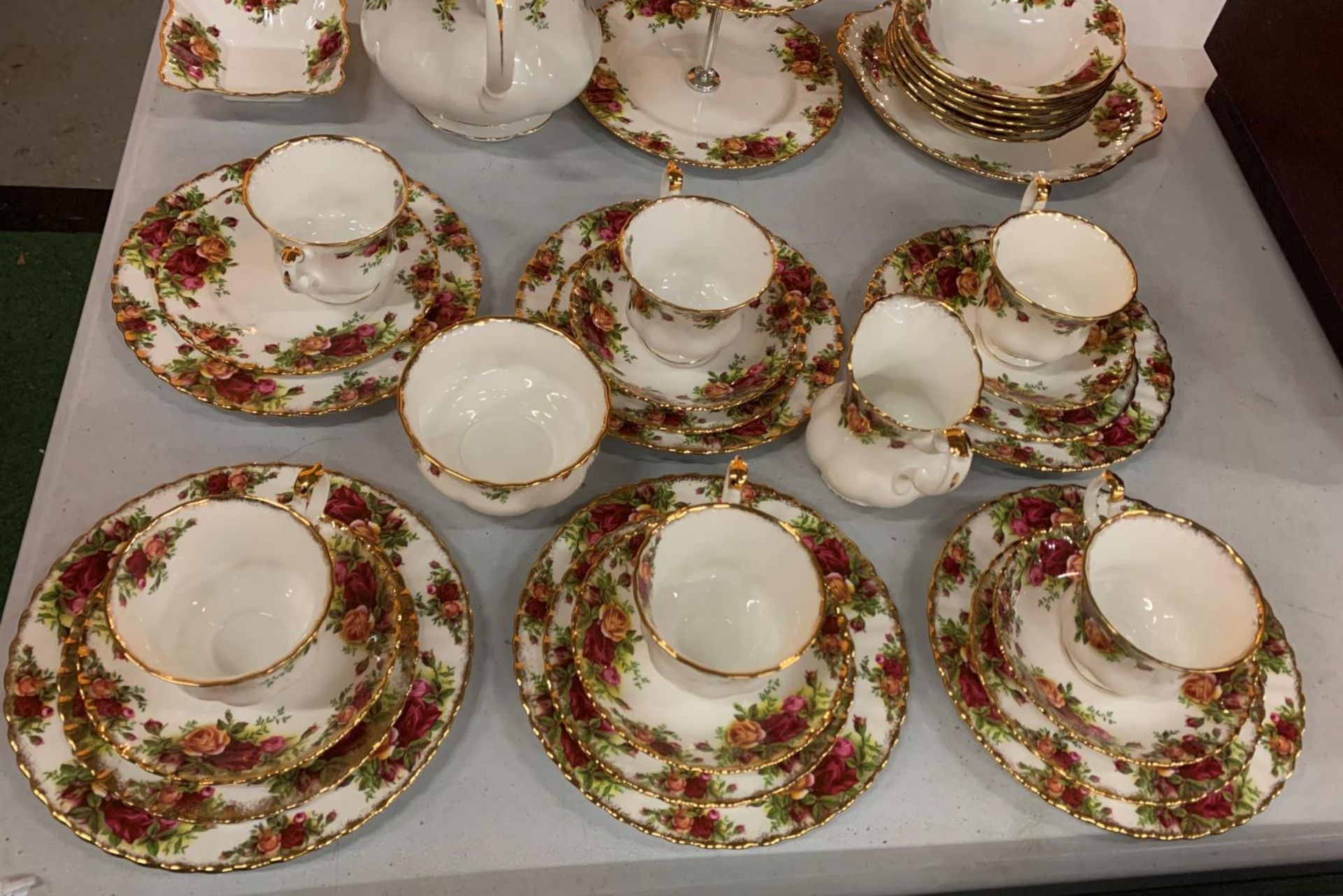 A COLLECTION OF ROYAL ALBERT OLD COUNTRY ROSES TO INCLUDE TRIOS, SUGAR BOWL AND CREAM JUG, CAKE - Image 2 of 6