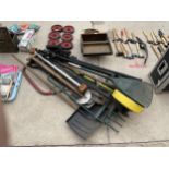 AN ASSORTMENT OF GARDEN TOOLS TO INCLUDE FORKS, SPADES AND A SLEDGE HAMMER ETC