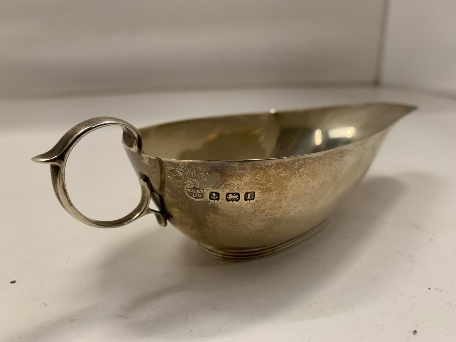 A HALLMARKED BIRMINGHAM SILVER PAP BOAT GROSS WEIGHT 64.8 GRAMS - Image 4 of 4