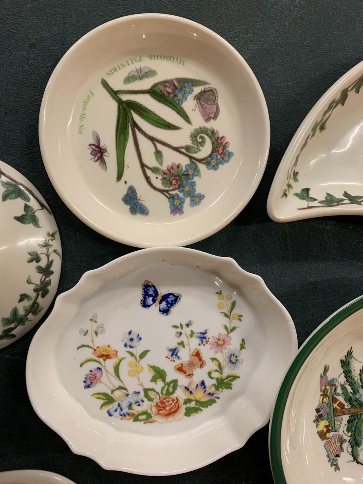 A QUANTITY OF ITEMS TO INCLUDE PORTMERION, SPODE CHRISTMAS POTTERY AND AYNSLEY - Image 4 of 5