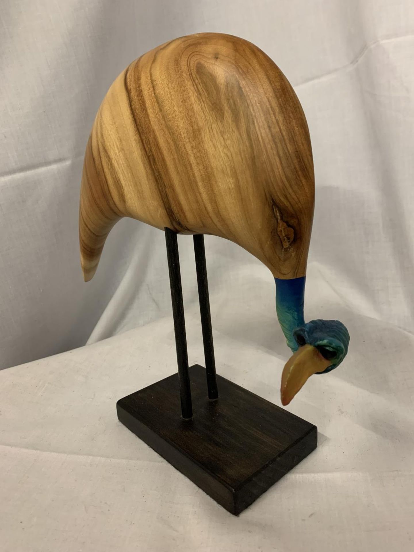 A WOODEN BIRD FIGURE - Image 2 of 3