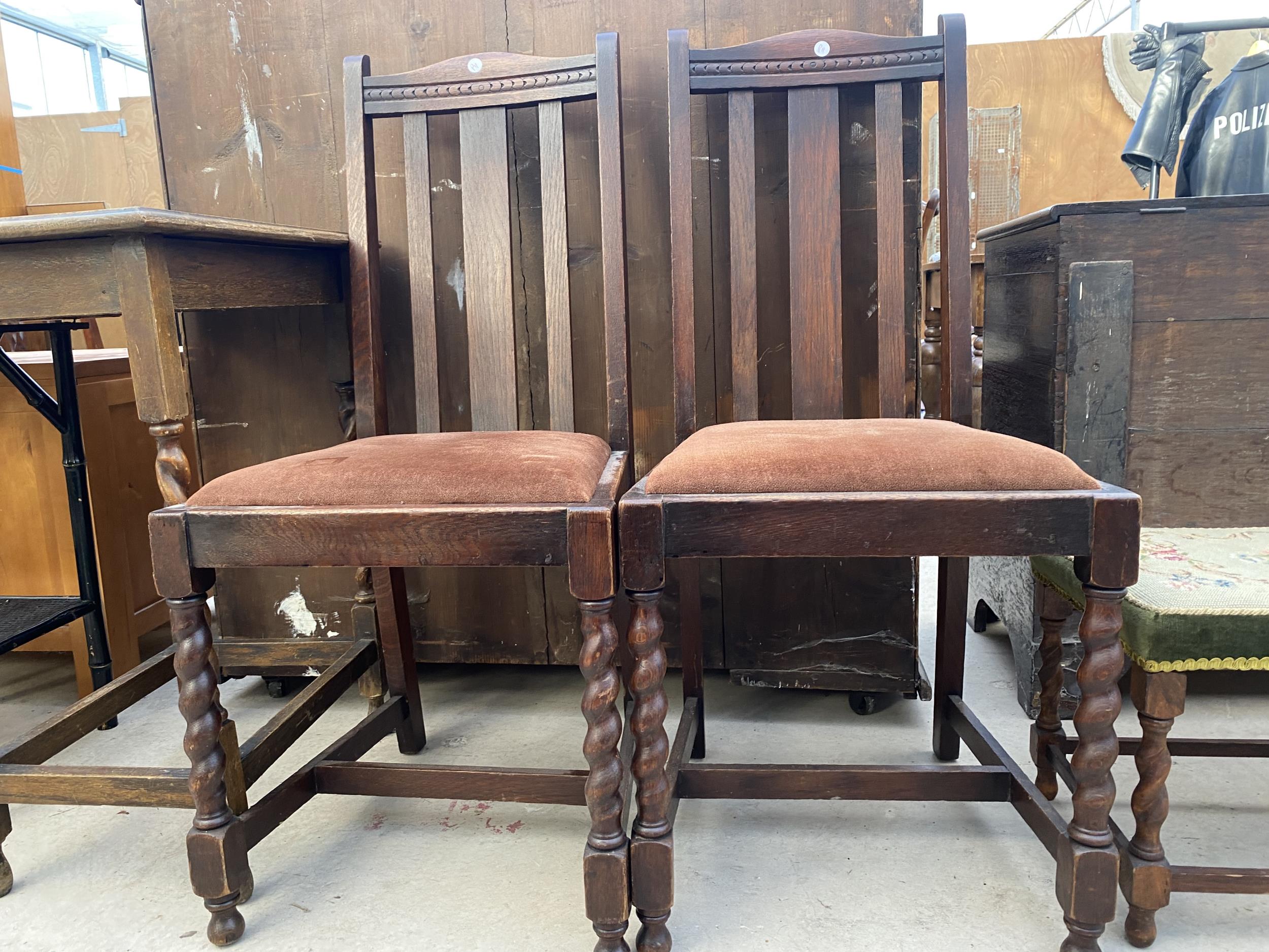 AN EARLY 20TH CENTURY OAK SIDE TABLE WITH BARLEY TWIST SUPPORTS AND TWO OAK DINING CHAIRS - Image 3 of 3