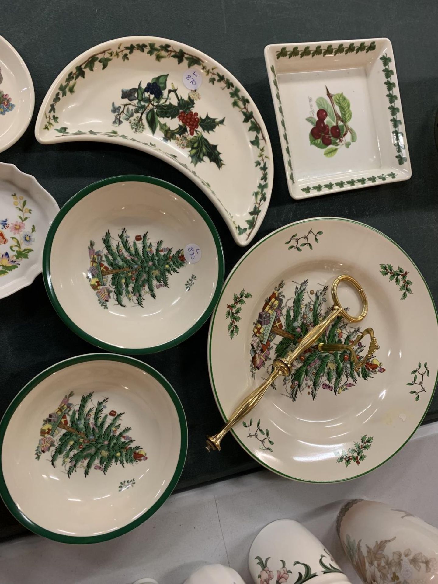 A QUANTITY OF ITEMS TO INCLUDE PORTMERION, SPODE CHRISTMAS POTTERY AND AYNSLEY - Image 2 of 5