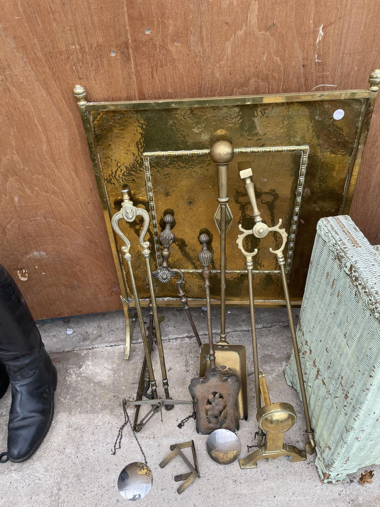 A LLYOD LOOM STYLE TRUNK AND AN ASSORTMENT OF BRASS TO INCLUDE A FIRE SCREEN AND COMPANION SETR - Image 4 of 6