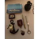 A SMALL NUMBER OF COLLECTABLES FOR THE QUEEN ELIZABETH II TO INCLUDE A TRINKET DISH, A KEYRING AND A