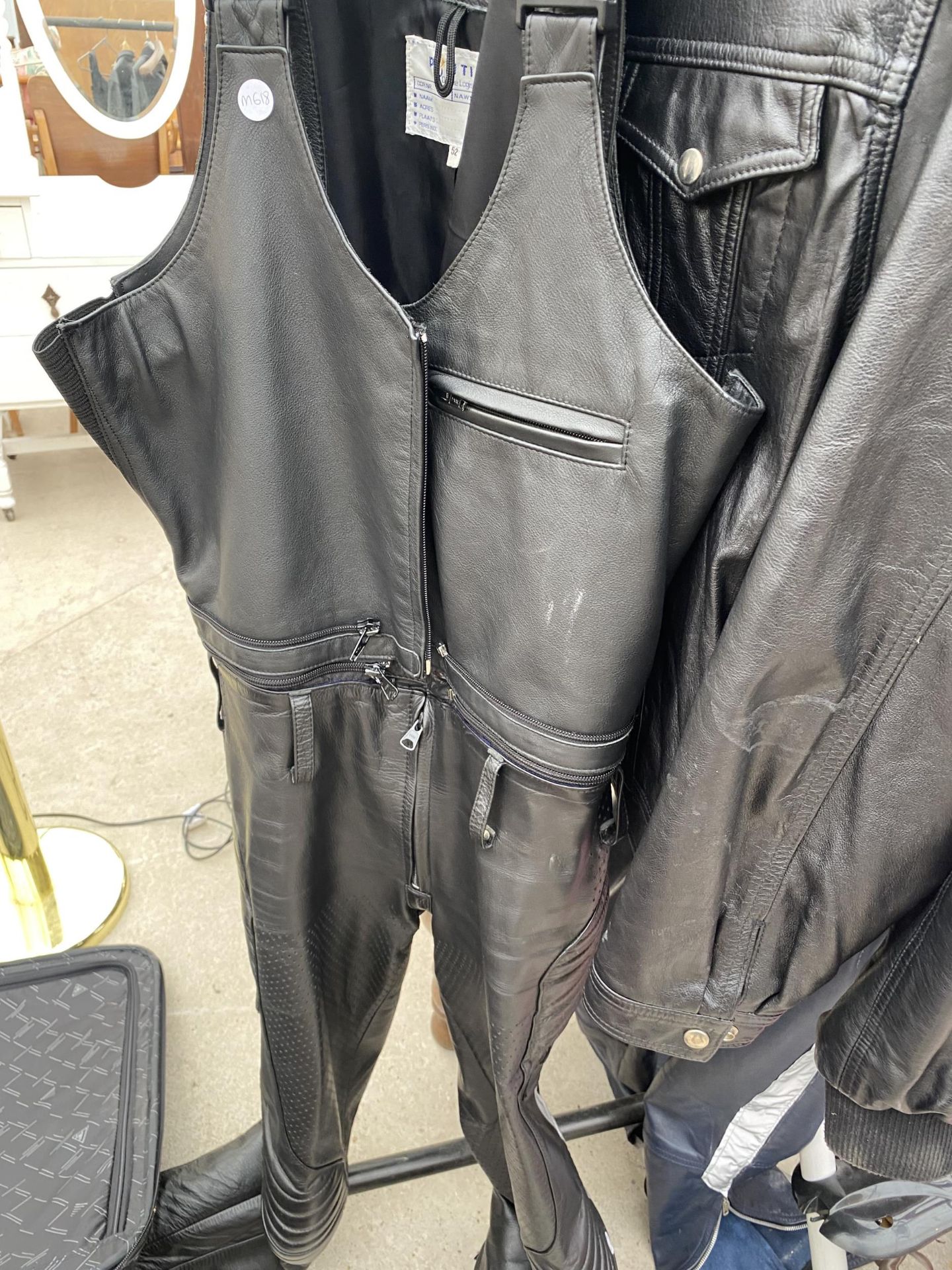 AN ASSORTMENT OF LEATHER CLOTHING ITEMS TO INCLUDE A POLIZEI JACKET AND TROUSSERS ETC - Image 2 of 7