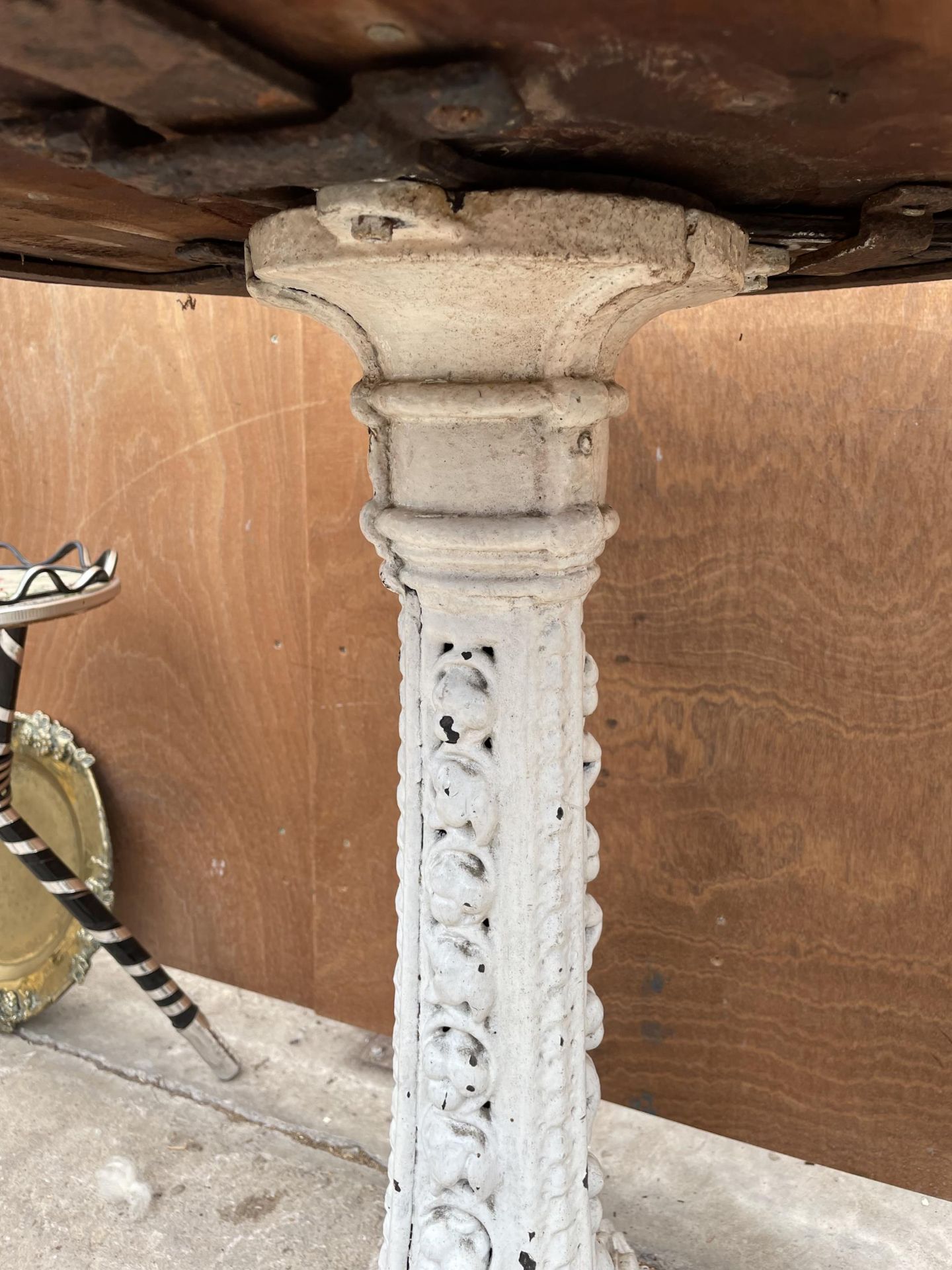 A 19TH CENTUARY COALBROOKDALE CAST IRON TABLE BASE WITH WOODEN TOP ON SCROLL FEET AND THE COLUMN - Image 4 of 5