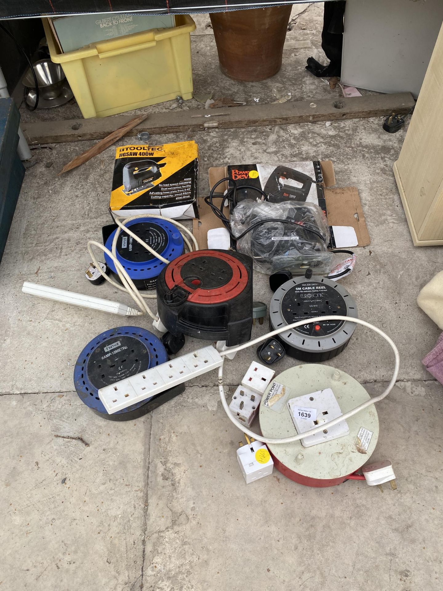AN ASSORTMENT OF ELECTRICALS TO INCLUDE TWO JIGSAWS AND EXTENSION LEADS ETC