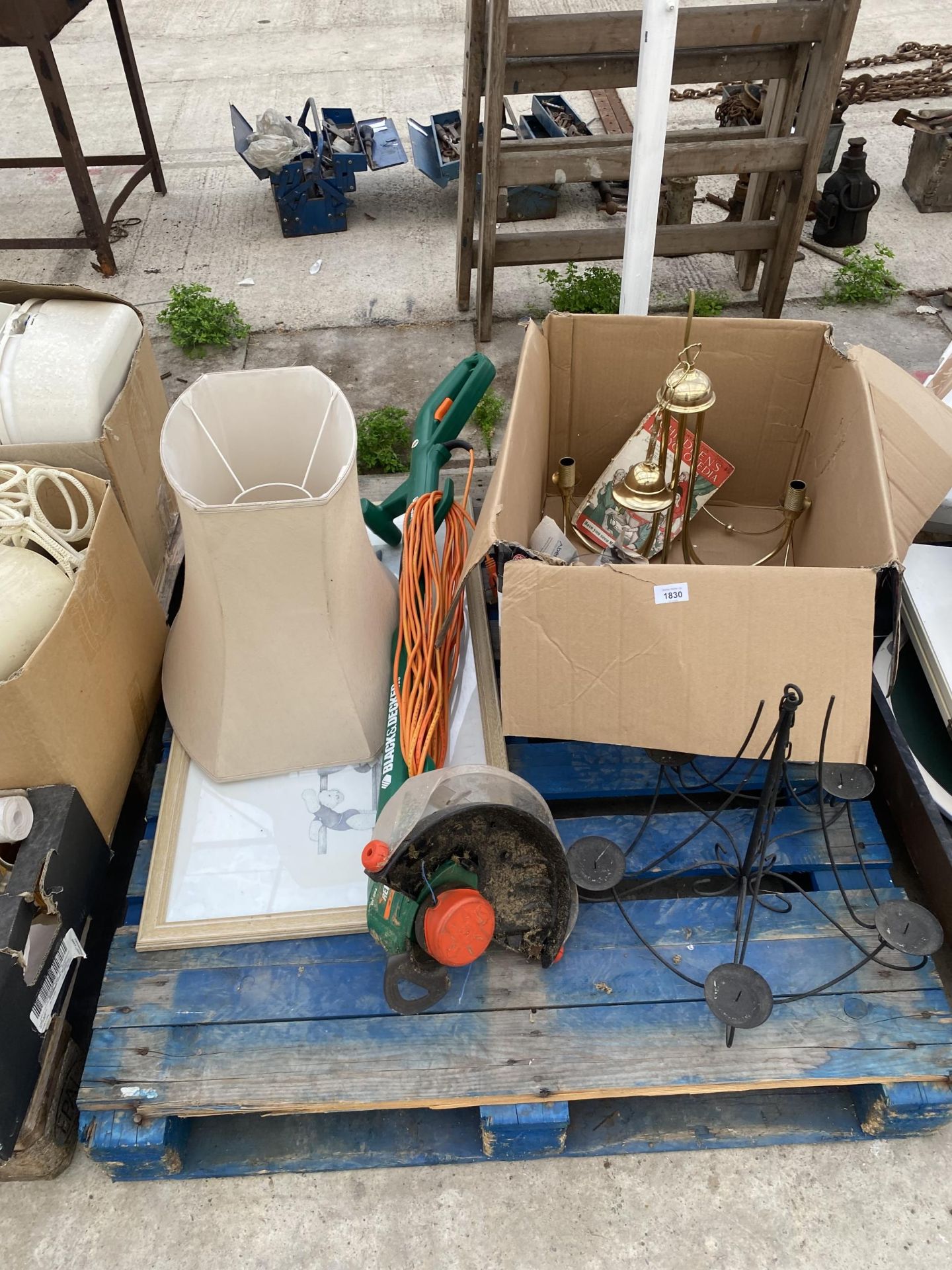 AN ASSORTMENT OF HOUSEHOLD CLEARANCE ITEMS TO INCLUDE A LIGHT FITTING, A LAMP SHADE AND A FRAMED