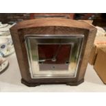 A WOODEN CASED ART DECO STYLE MANTLE CLOCK WITH PENDULUM