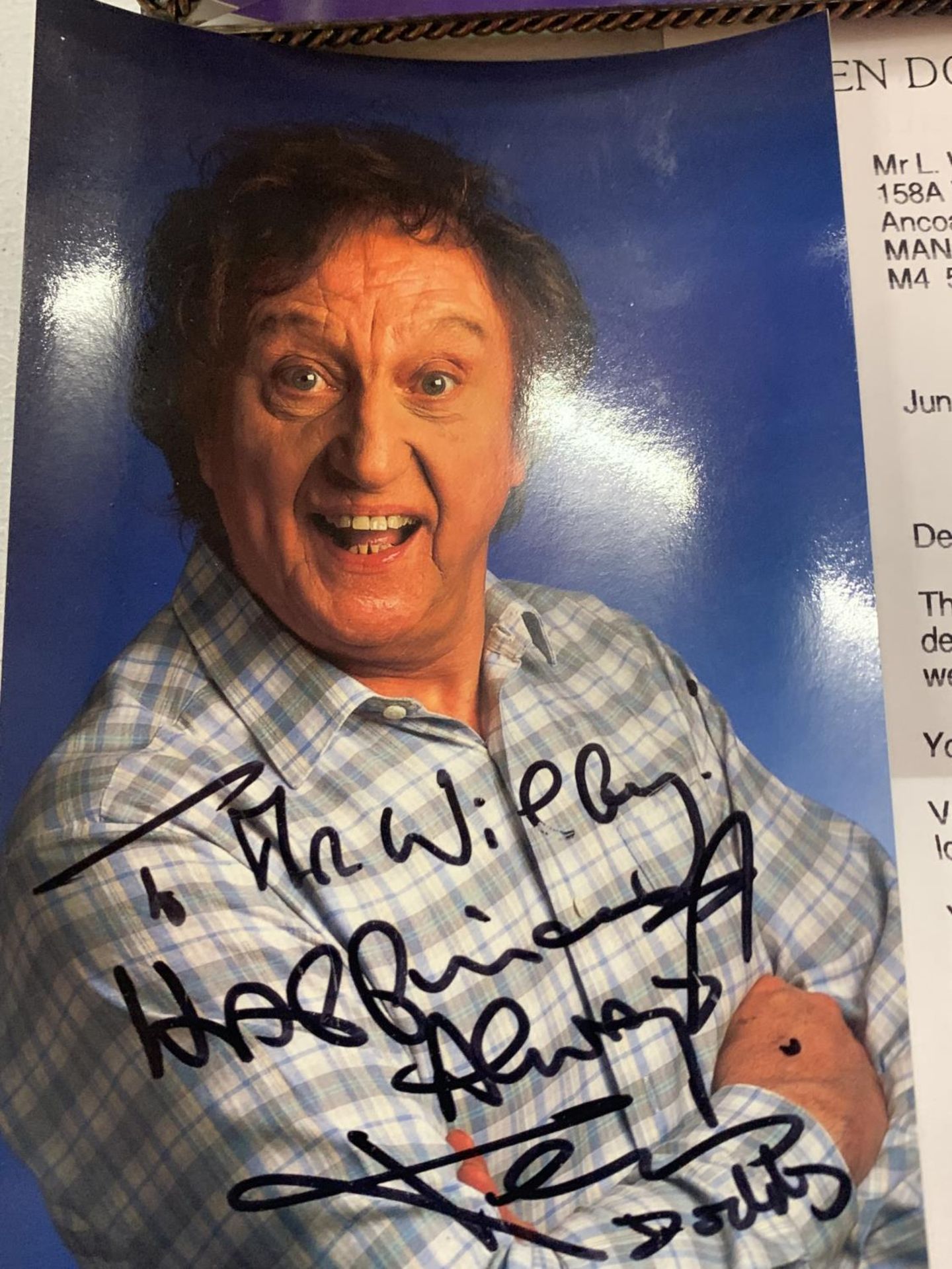 A FRAMED SIGNED PHOTOGRAPH OF KEN DODD, A SIGNED PHOTOGRAPH OF KEN DODD AND A SIGNED LETTER FROM KEN - Image 3 of 4