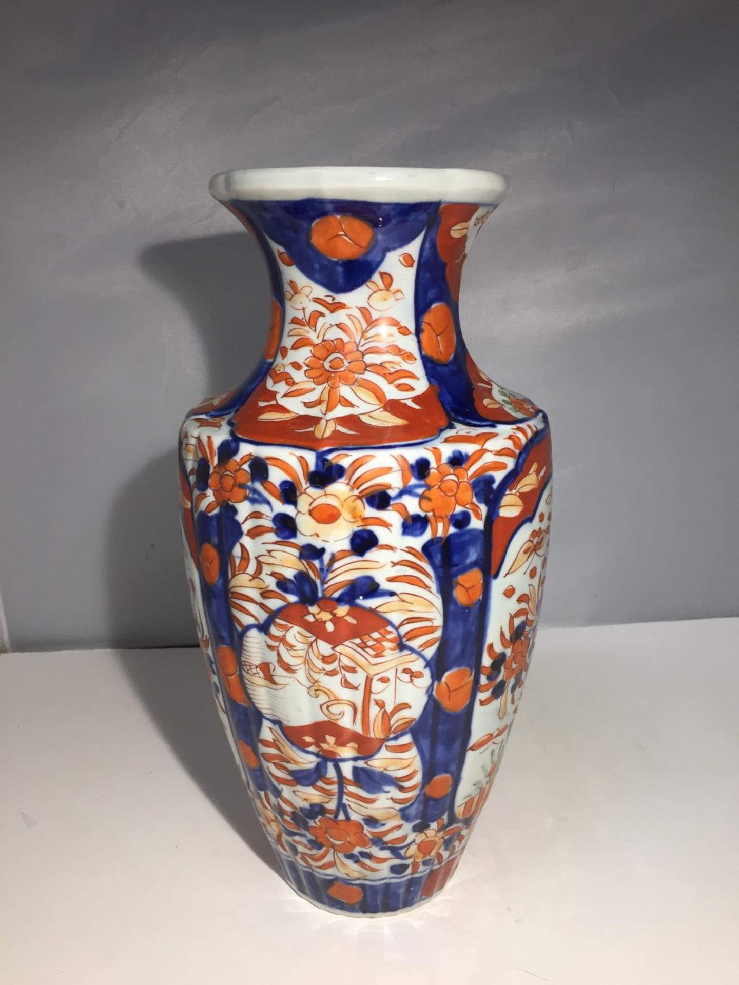 AN IMARI ORIENTAL VASE DECORATED WITH FLOWERS IN BLUE, RED AND GREEN. HEIGHT 30CM - Image 3 of 6