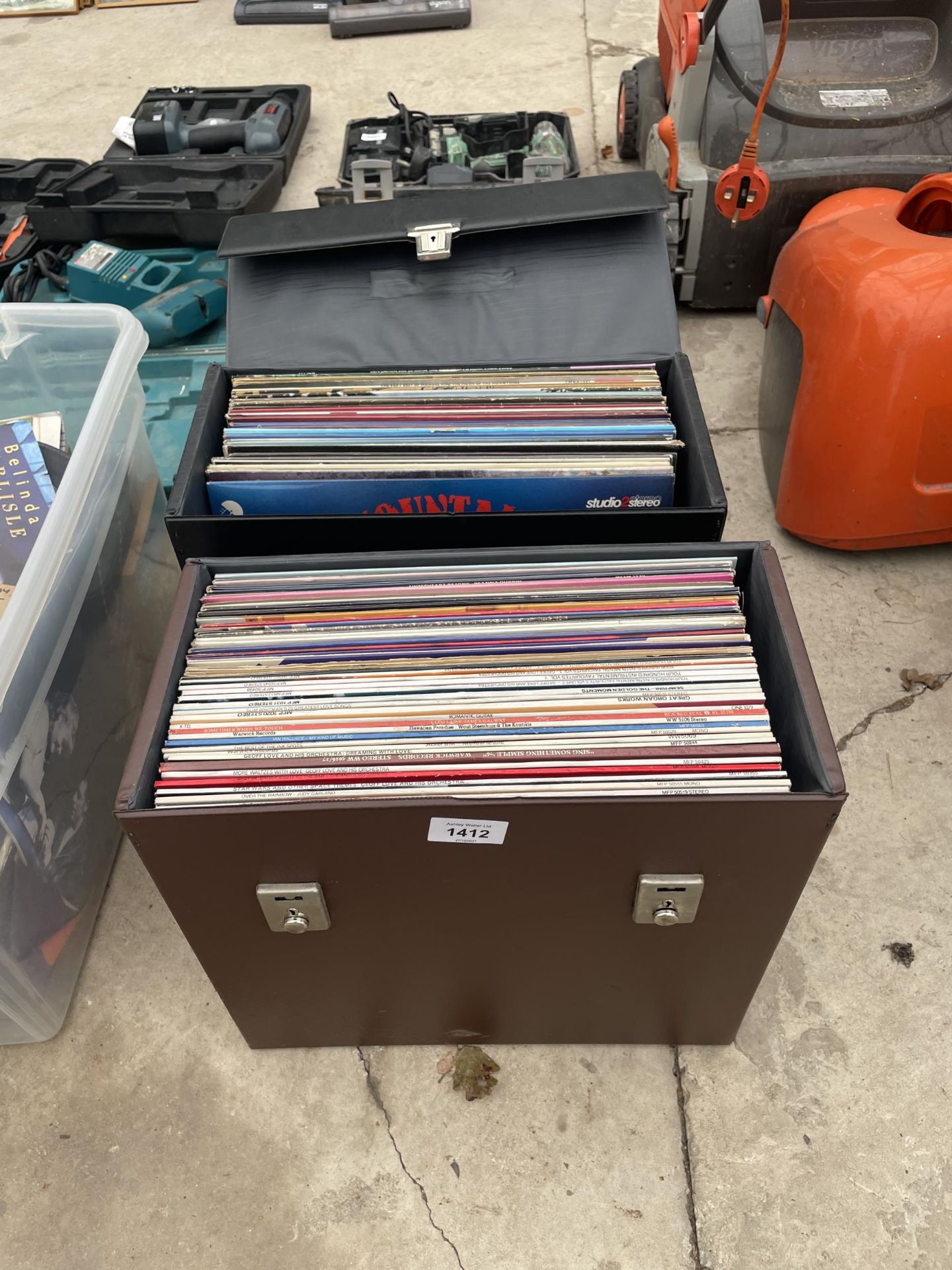 A LARGE ASSORTMENT OF VINTAGE LP RECORDS