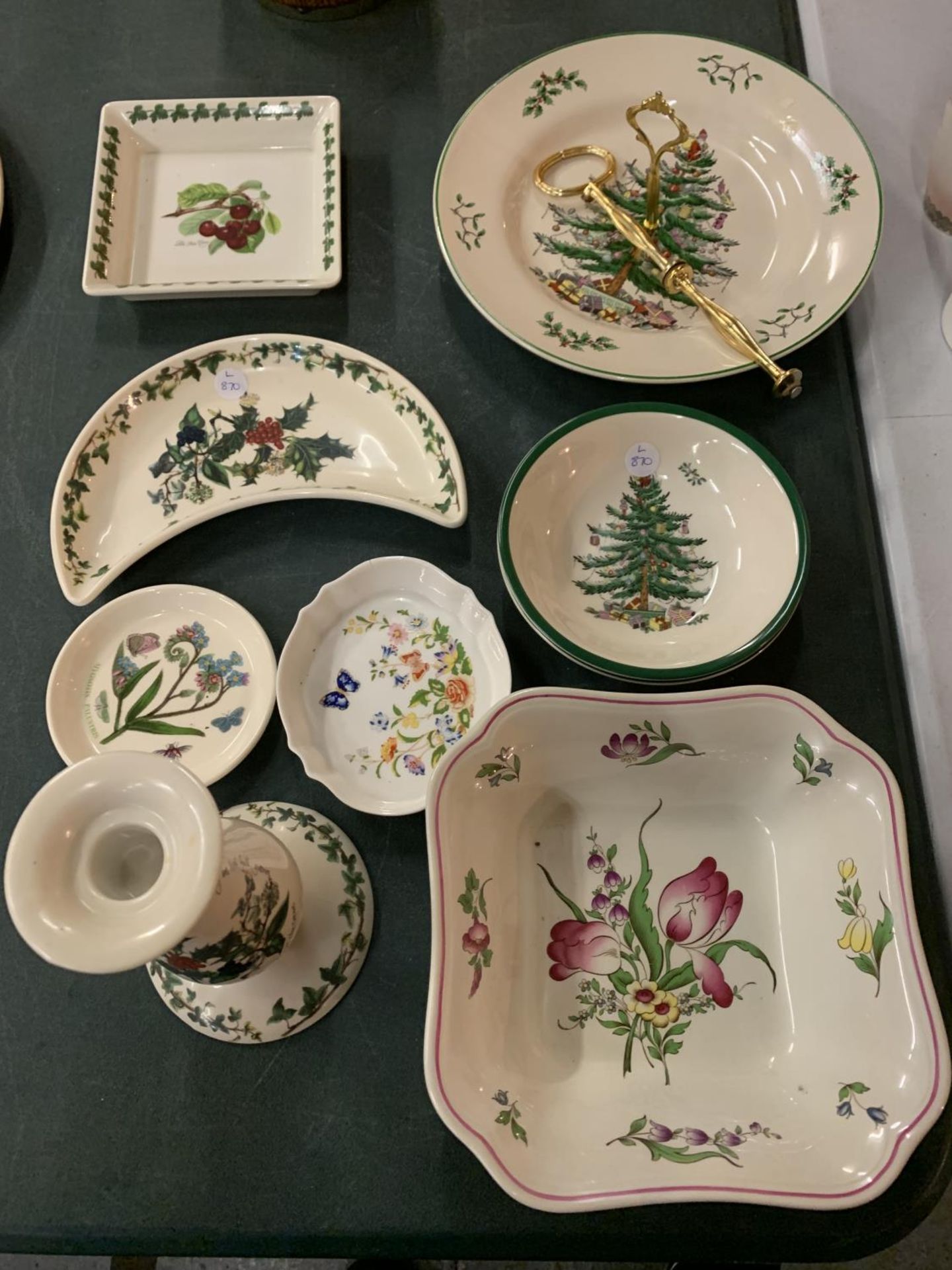 A QUANTITY OF ITEMS TO INCLUDE PORTMERION, SPODE CHRISTMAS POTTERY AND AYNSLEY