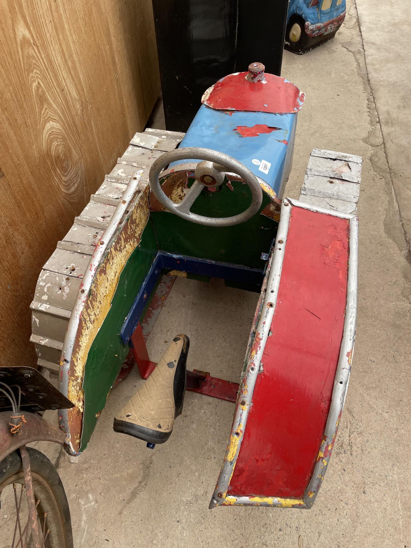 A VINTAGE CHILDRENS TRACTOR FAIRGROUND RIDE - Image 2 of 5