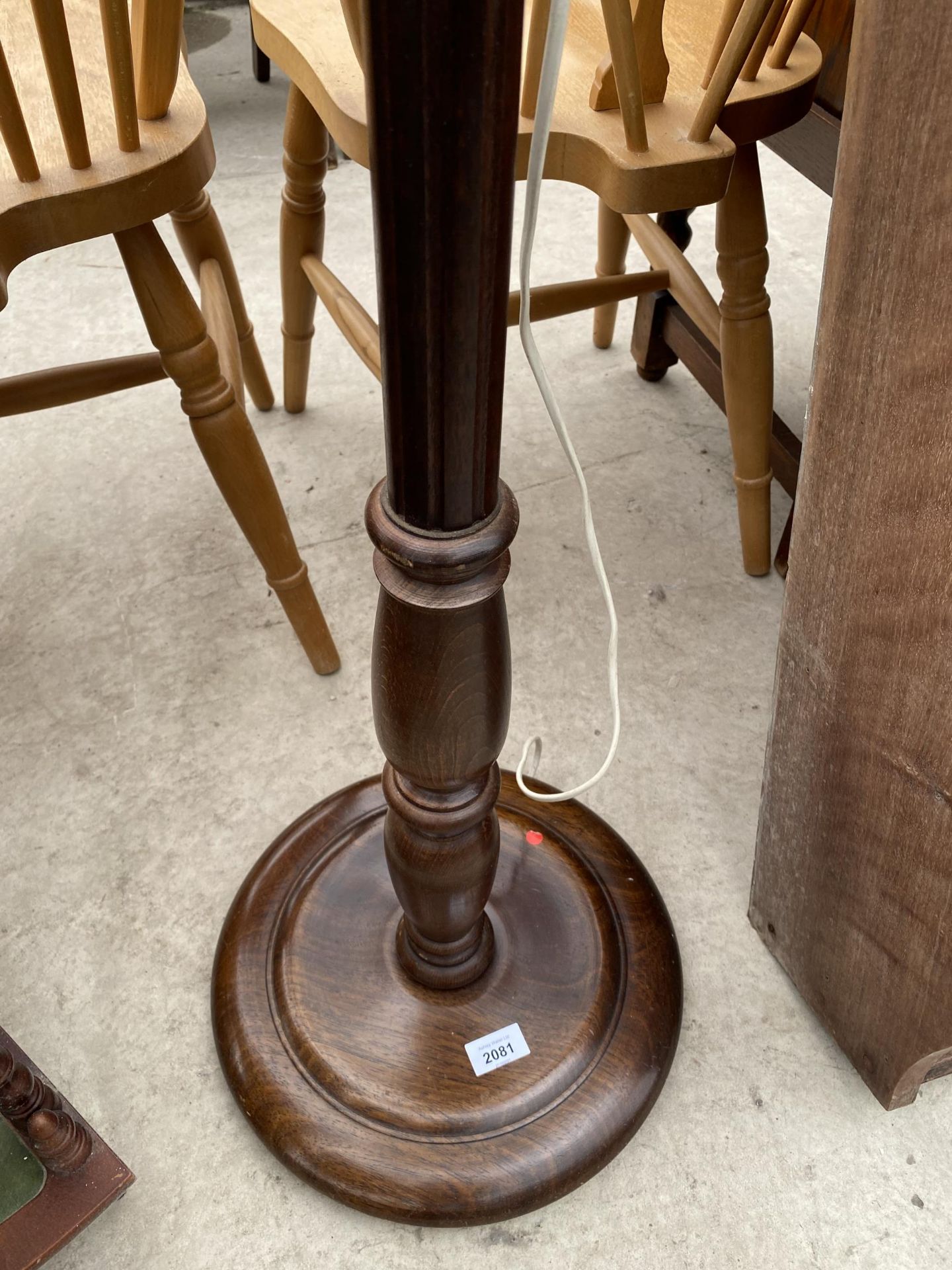AN EARLY 20TH CENTURY OAK STANDARD LAMP WITH SHADE - Image 2 of 3