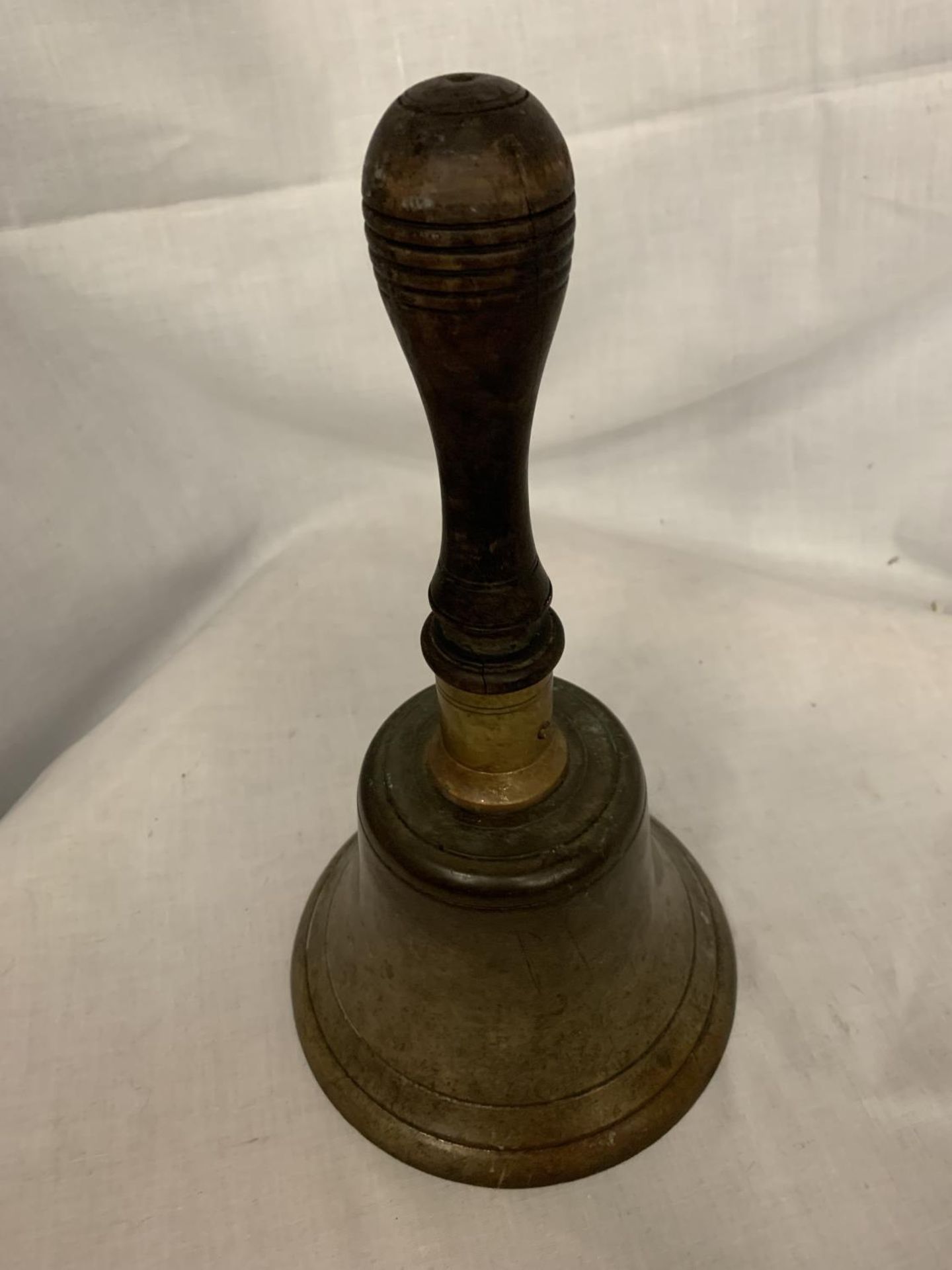 A VINTAGE BRASS SCHOOL BELL WITH WOODEN HANDLE - Image 3 of 4