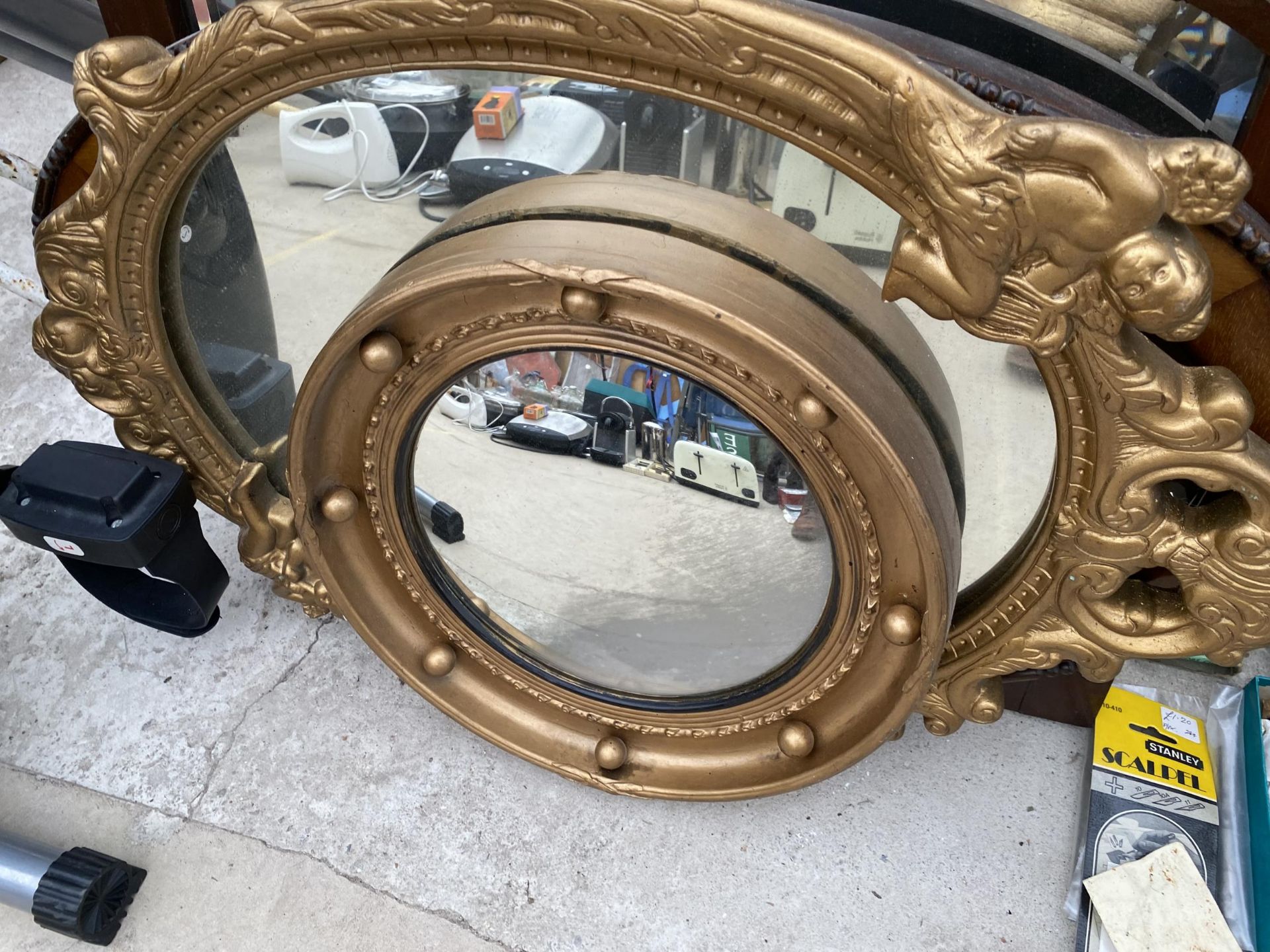 AN ASSORTMENT OF FRAMED AND UNFRAMED MIRRORS TO INCLUDE TWO DECORATIVE GILT FRAMED MIRRORS ETC - Image 2 of 5