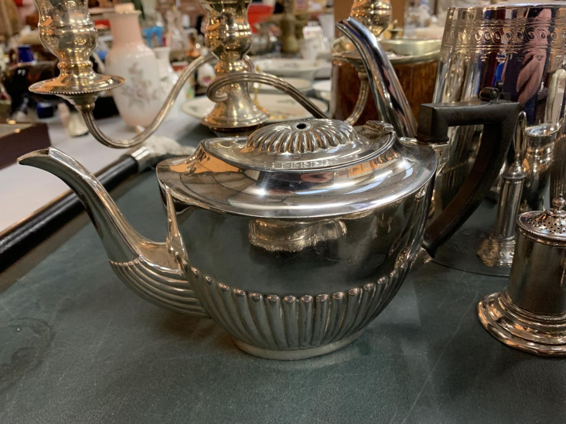 A LARGE QUANTITY OF SILVER PLATE TO INCLUDE TEA/COFFEE POTS, CANDLEABRAS, LIDDED DISHES ETC - Image 4 of 8