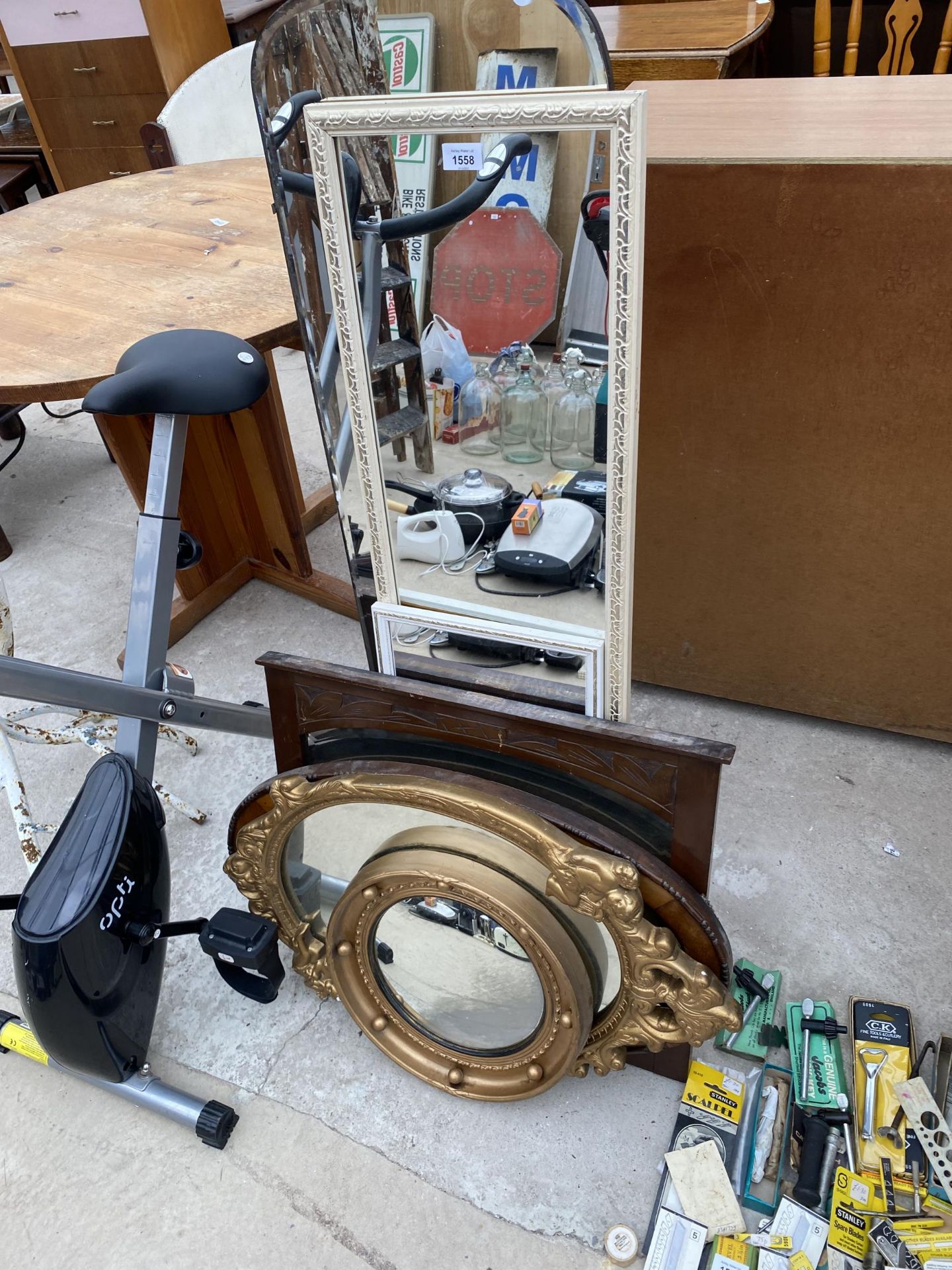AN ASSORTMENT OF FRAMED AND UNFRAMED MIRRORS TO INCLUDE TWO DECORATIVE GILT FRAMED MIRRORS ETC