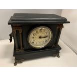A DECORATIVE AMERICAN WOODEN MANTLE CLOCK WITH COLUMNS