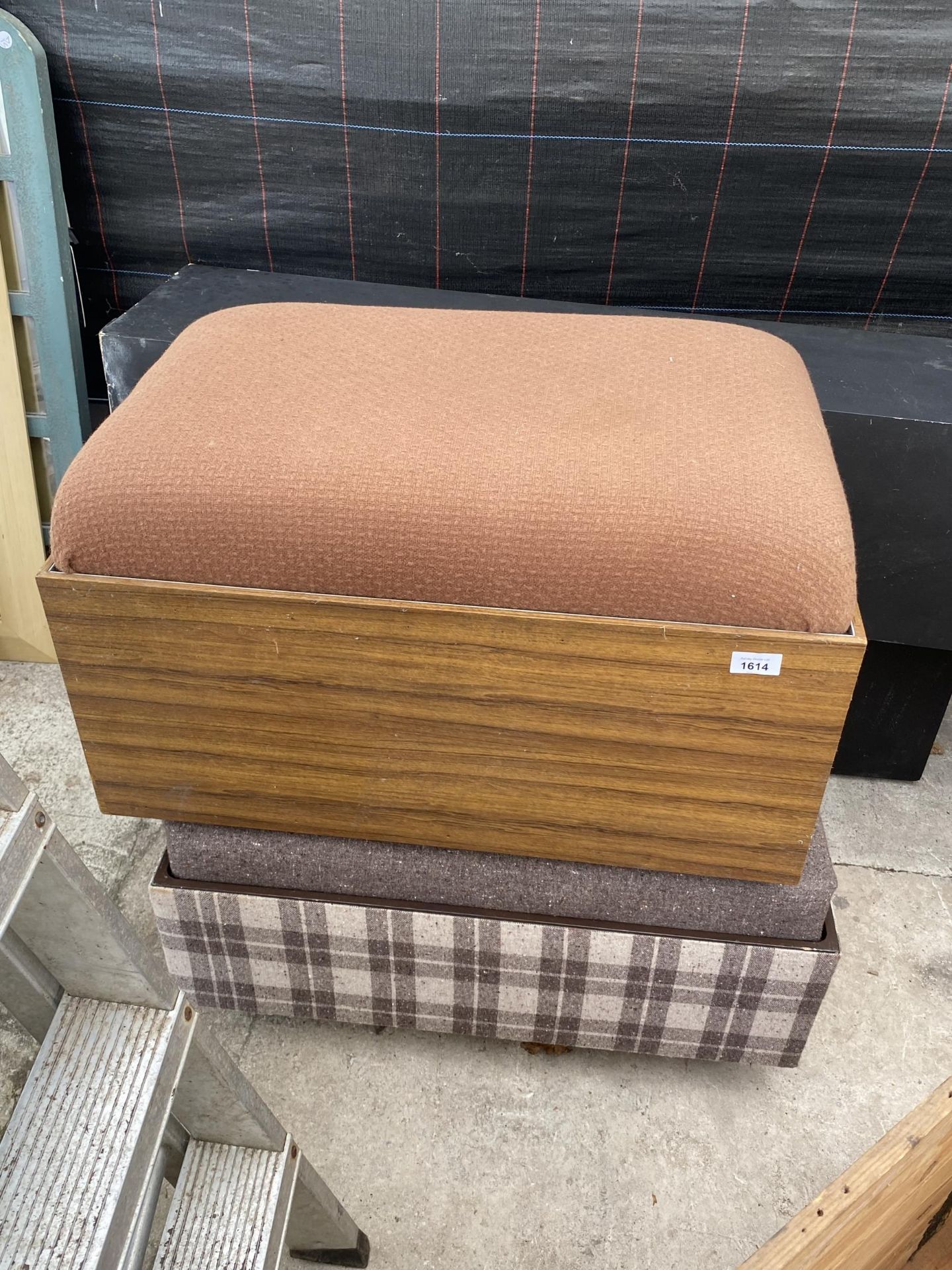 AN ASSORTMENT OF ITEMS TO INCLUDE A WOODEN CHEST WITH ROPE HANDLES AND TWO LIDDED FOOT STOOLS ETC - Image 3 of 4