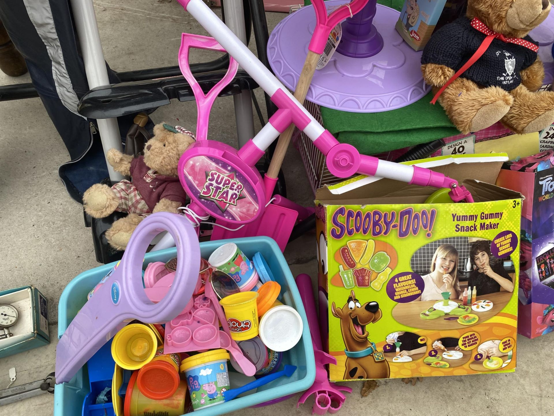 AN ASSORTMENT OF CHILDRENS TOYS AND GAMES - Image 3 of 3