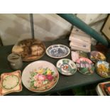 VARIOUS CHARGERS AND CABINET PLATES TO INCLUDE A LARGE COPELAND 'RUSTIC SCENE,' FOUR ROMANTIC