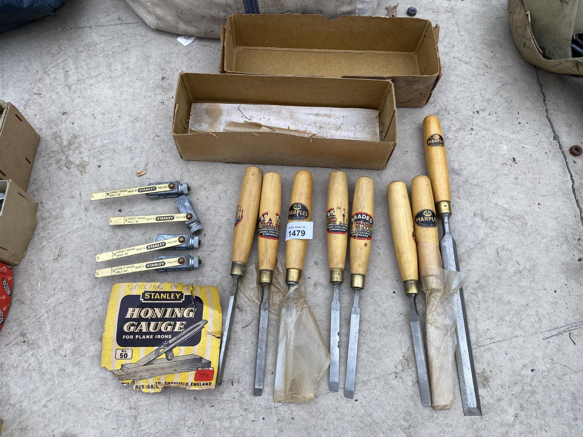 AN ASSORTMENT OF EIGHT WOOD CHISELS TO INCLUDE MARPLES AND BRADES TO ALSO INCLUDE FOUR STANLEY