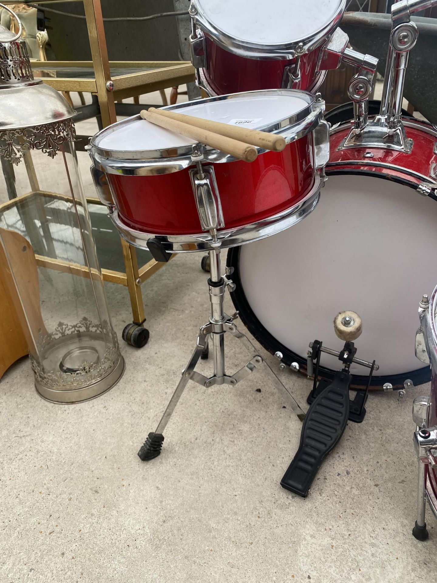 A SMALL CHILDS DRUM KIT AND A CHILDS GUITAR - Image 3 of 5