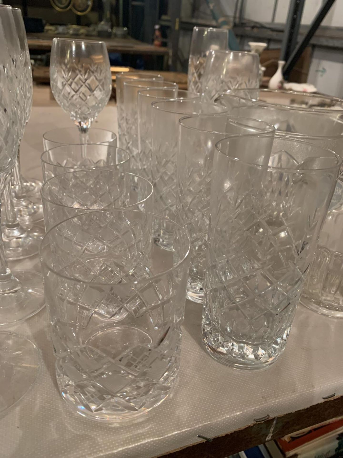 A COLLECTION OF GLASSES TO INCLUDE STEMMED WINE AND CHAMPAGNE GLASSES, WHISKEY TUMBLERS AND A NELSON - Image 4 of 4