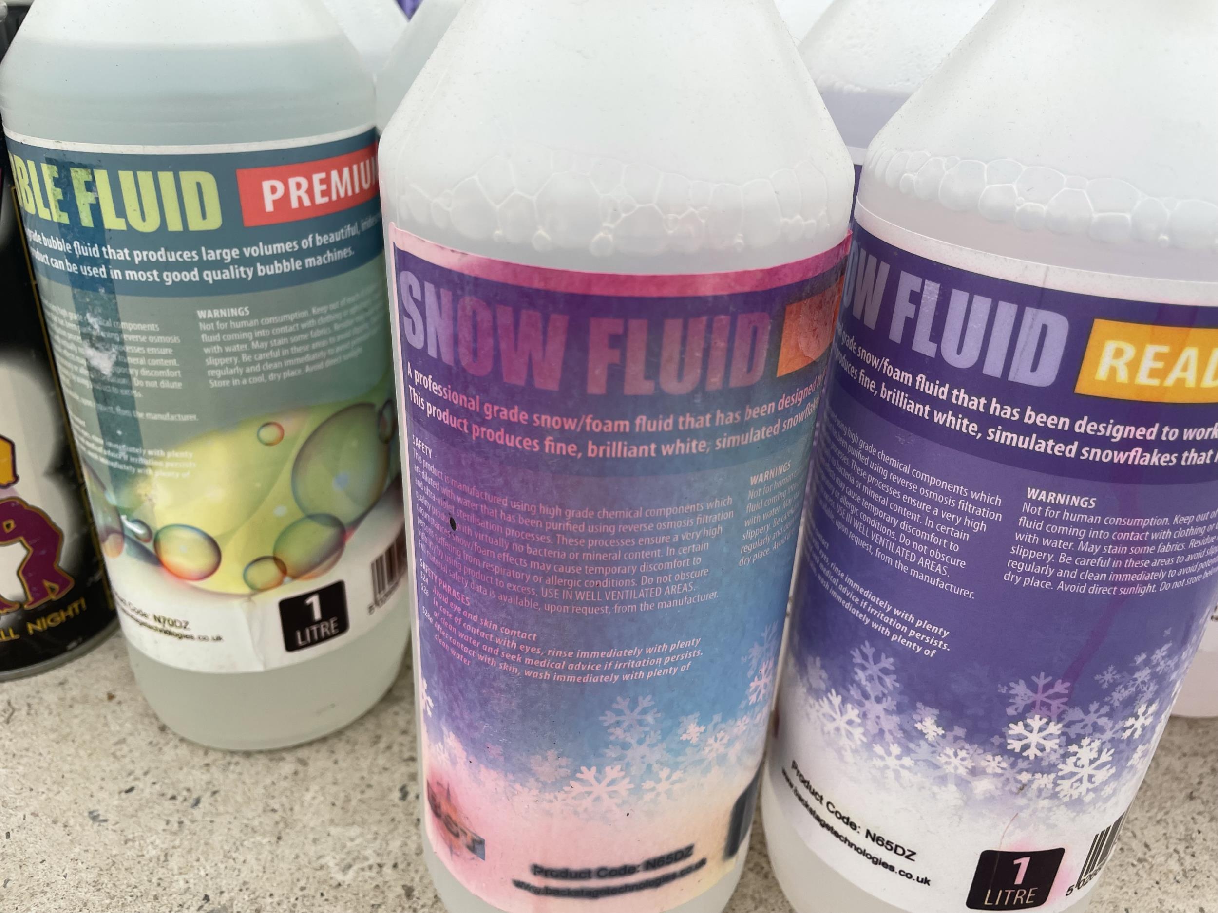 A GROUP OF 11 BOTTLES OF SNOW FLUID, 6 BOTTLES OF BUBBLE FLUID, 4 CANS OF SMOKE SPRAY AND 3 5L DRUMS - Image 2 of 4
