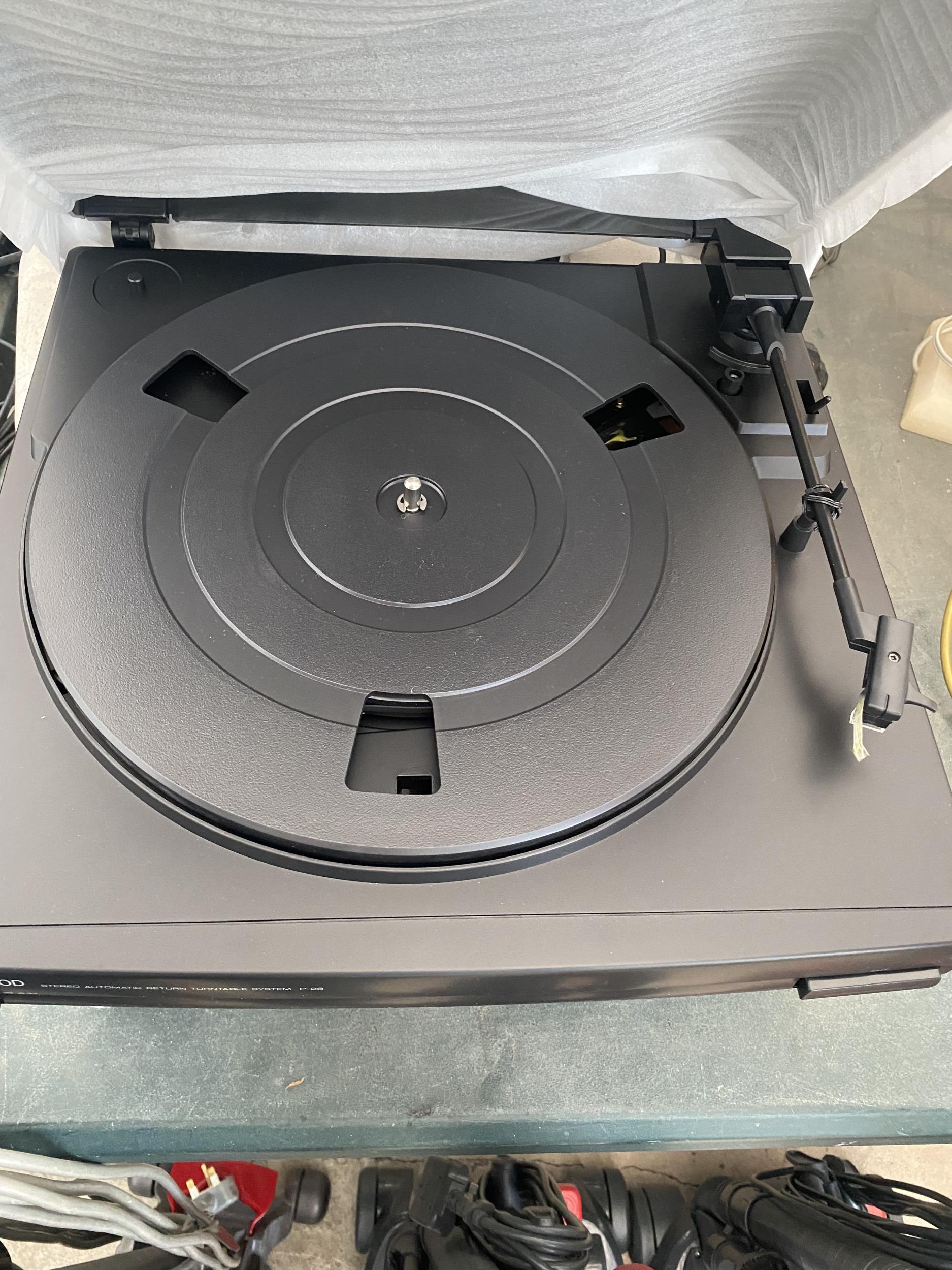 A SONY RECORD PLAYER WITH TWO SPEAKERS - Image 3 of 3