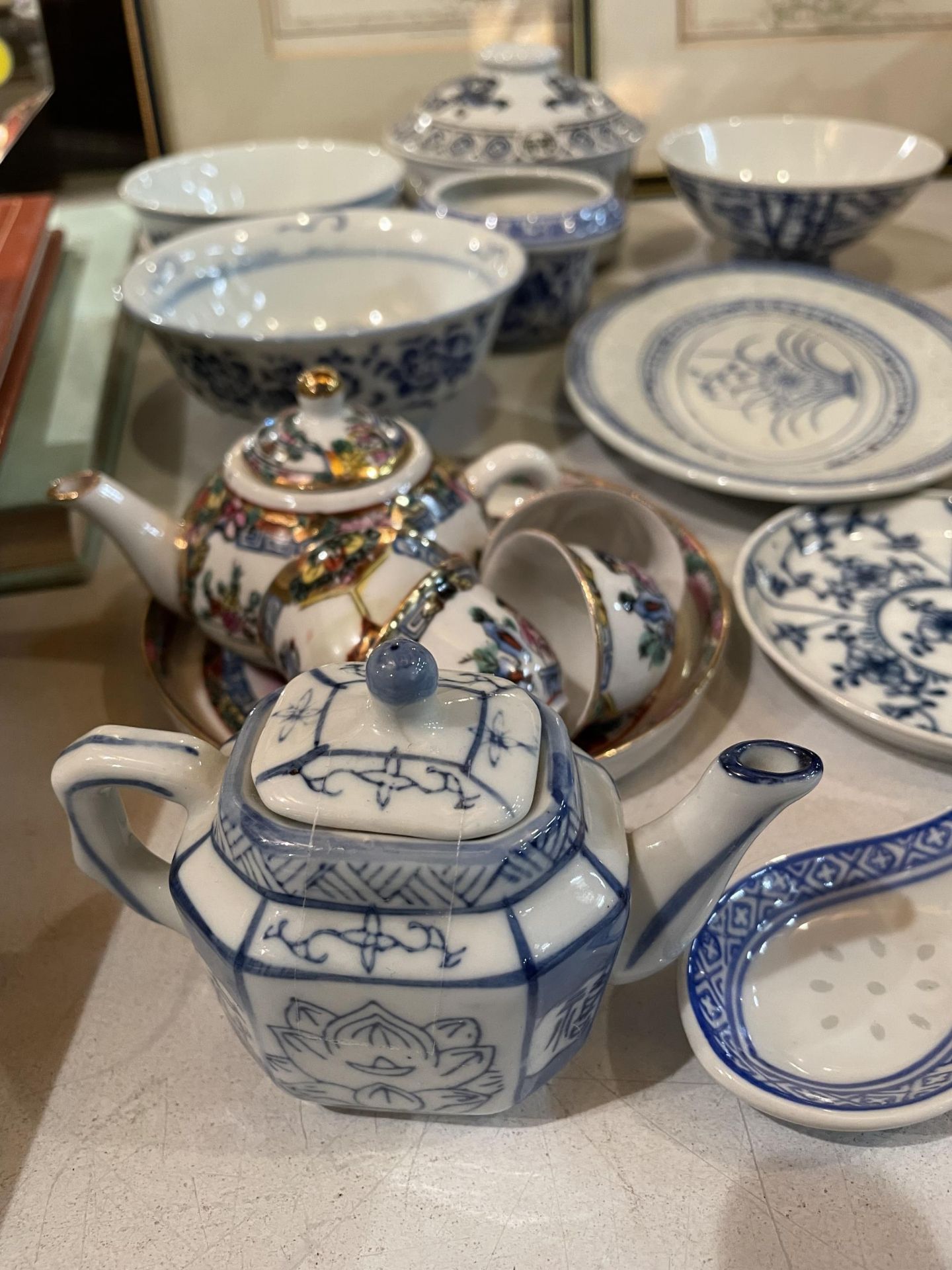 AN ASSORTMENT OF CERAMICS TO INCLUDE A MINIATURE TEA SET AND FURTHER MINIATURE TEA POT, THREE - Image 2 of 5