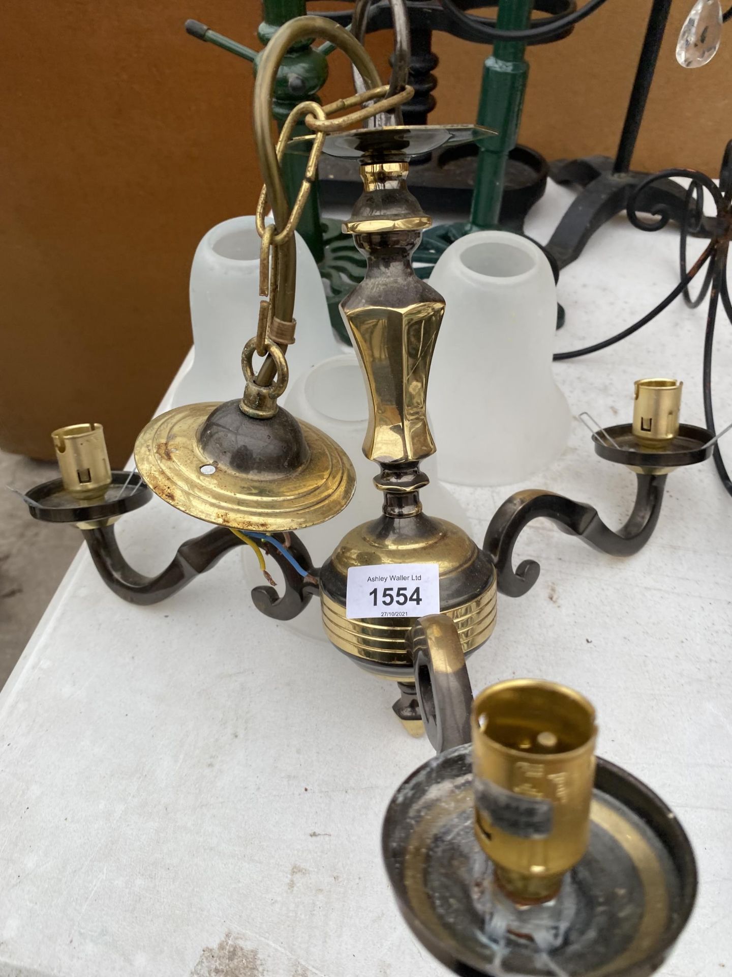 AN ASSORTMENT OF ITEMS TO INCLUDE WROUGHT IRON CANDLE HOLDERS, A BRASS LIGHT FITTING AND CAST - Image 3 of 4