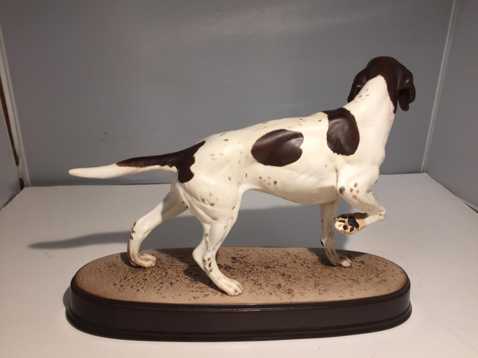 A BESWICK POINTER ON A CERAMIC PLINTH - Image 2 of 6