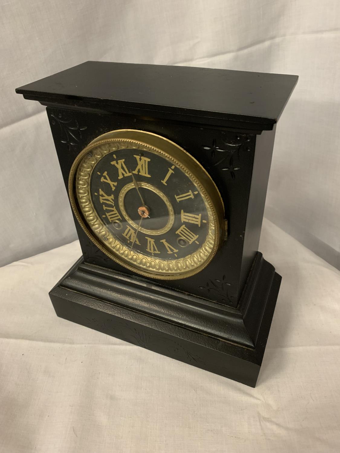 A HEAVY BLACK METAL MANTLE CLOCK WITH GILT ROMAN NUMERALS AND FACE SURROUND - Image 2 of 4