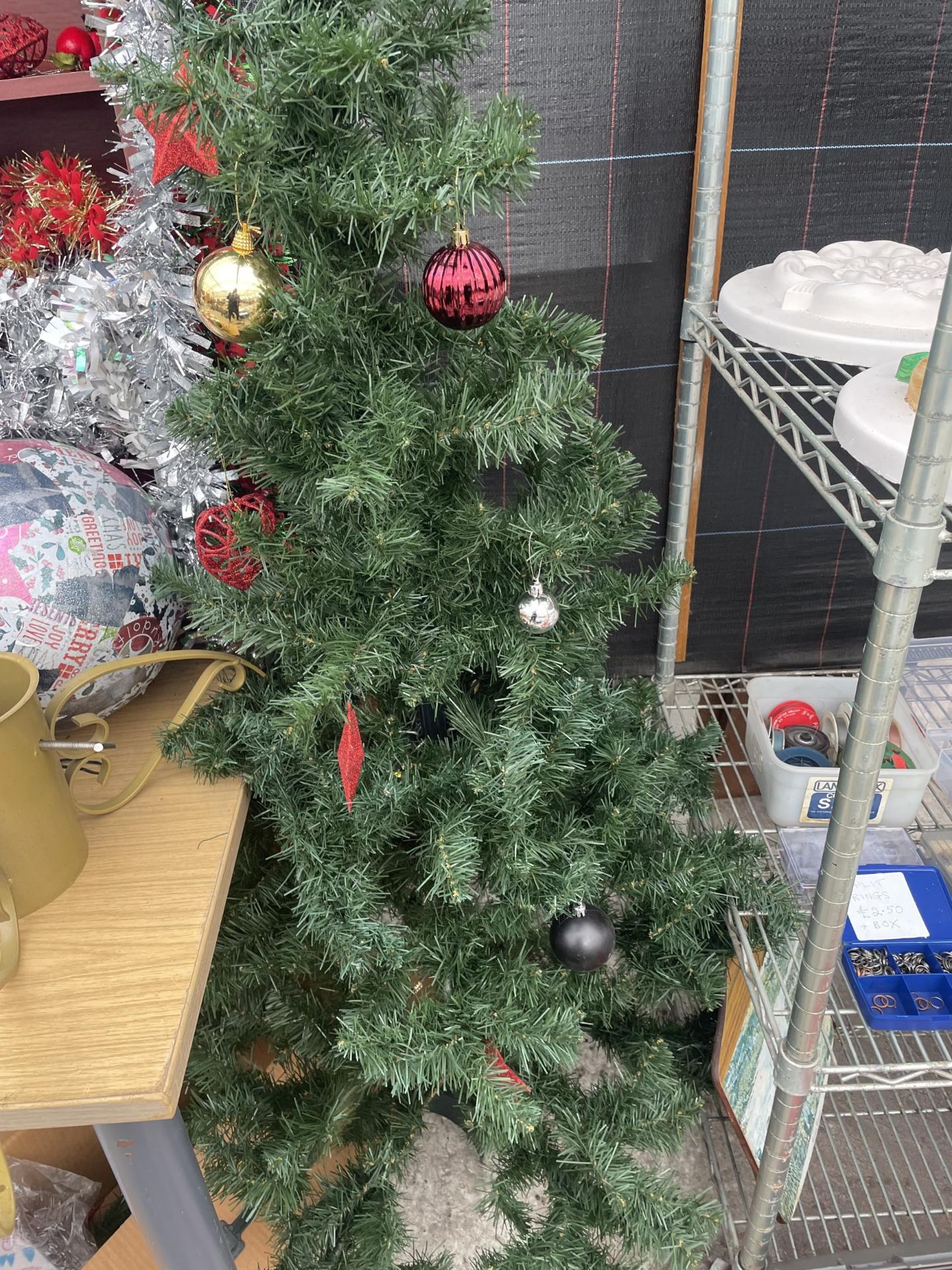 AN ASSORTMENT OF CHRISTMAS ITEMS TO INCLUDE AN ARTIFICIAL TREE, A CHRISTMAS TREE STAND AND A LIGHT - Image 4 of 4