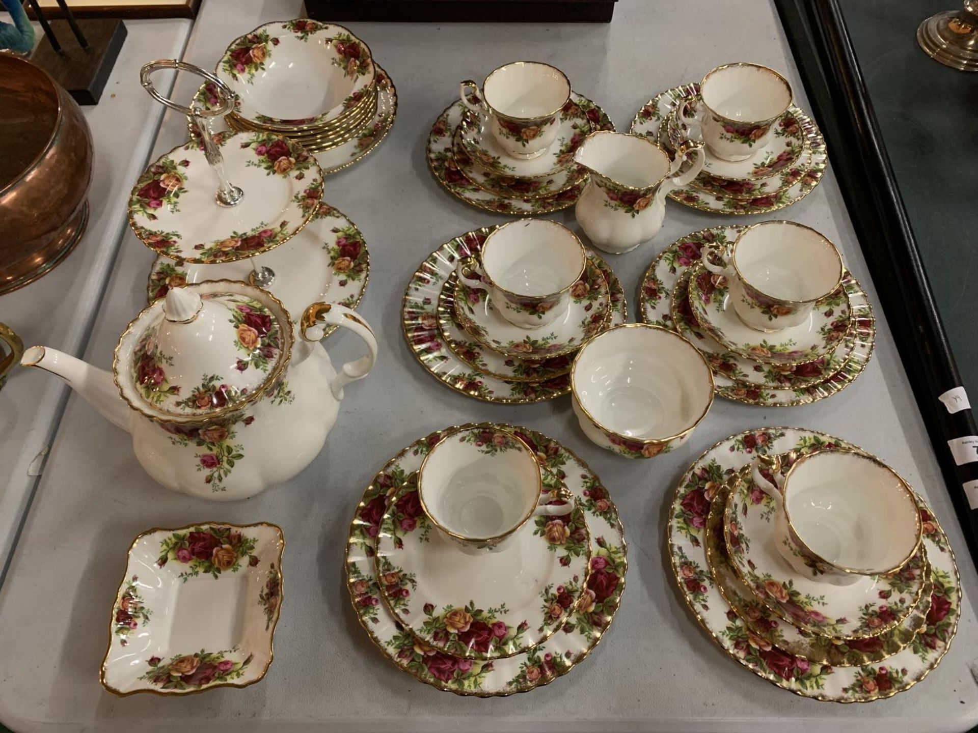 A COLLECTION OF ROYAL ALBERT OLD COUNTRY ROSES TO INCLUDE TRIOS, SUGAR BOWL AND CREAM JUG, CAKE