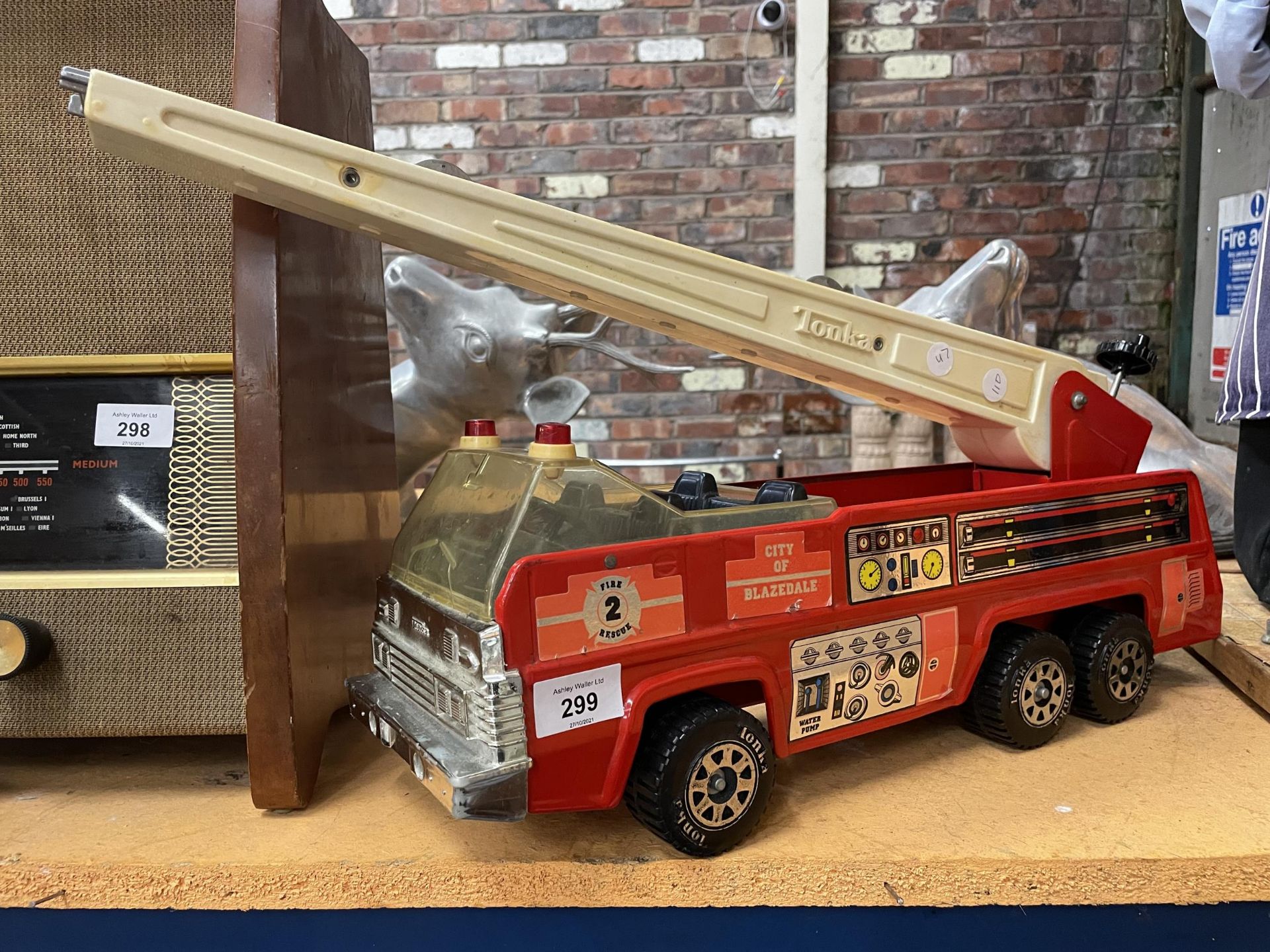 A LARGE TONKA TOYS FIRE ENGINE LENGTH 48CM