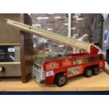 A LARGE TONKA TOYS FIRE ENGINE LENGTH 48CM