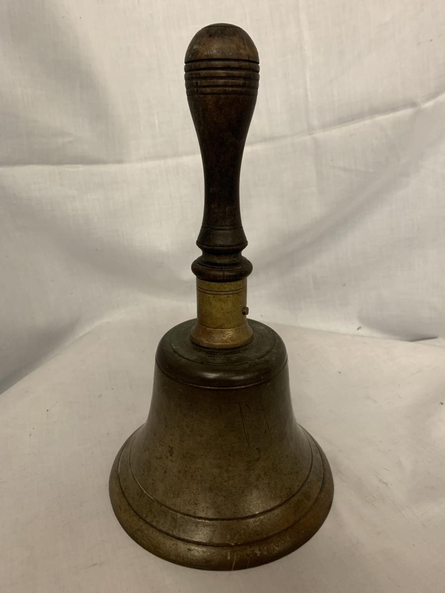 A VINTAGE BRASS SCHOOL BELL WITH WOODEN HANDLE - Image 2 of 4