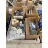 AN ASSORTMENT OF HOUSEHOLD CLEARANCE ITEMS TO INCLUDE CERAMICS AND GLASS WARE ETC