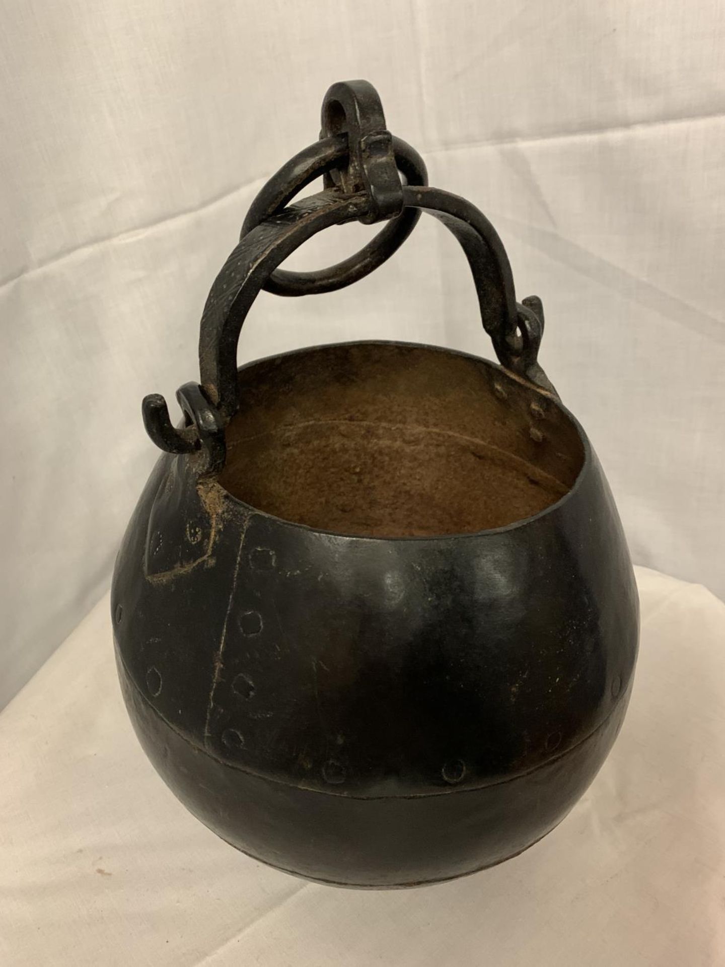 A VINTAGE CAST COOKING POT/CAULDRON - Image 2 of 3