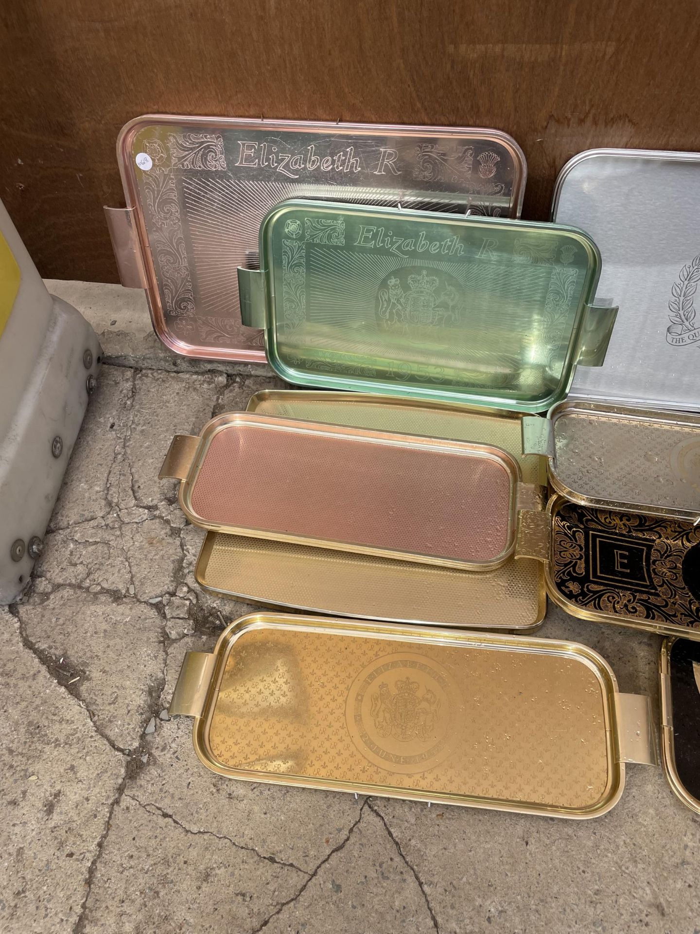 AN ASSORTMENT OF VARIOUS SERVING TRAYS - Image 4 of 4