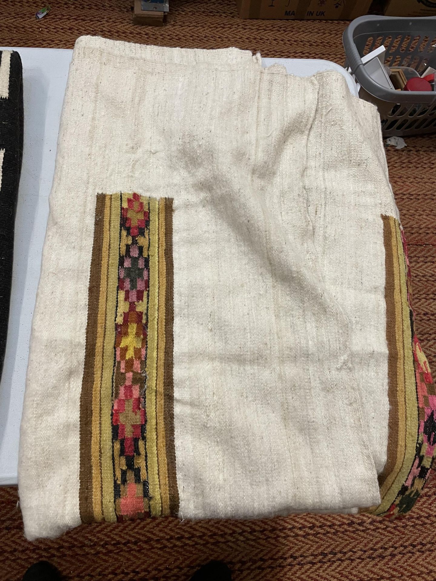 A CREAM RUG/THROW WITH AN AZTEC STYLE PATTERN - Image 3 of 3