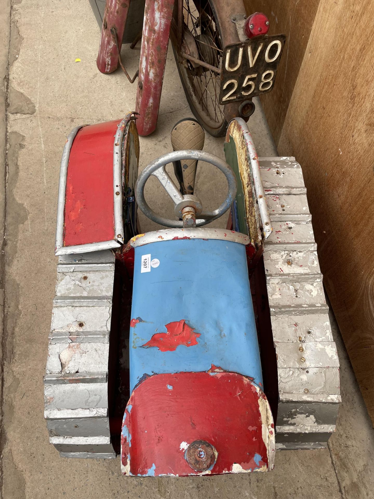 A VINTAGE CHILDRENS TRACTOR FAIRGROUND RIDE - Image 4 of 5